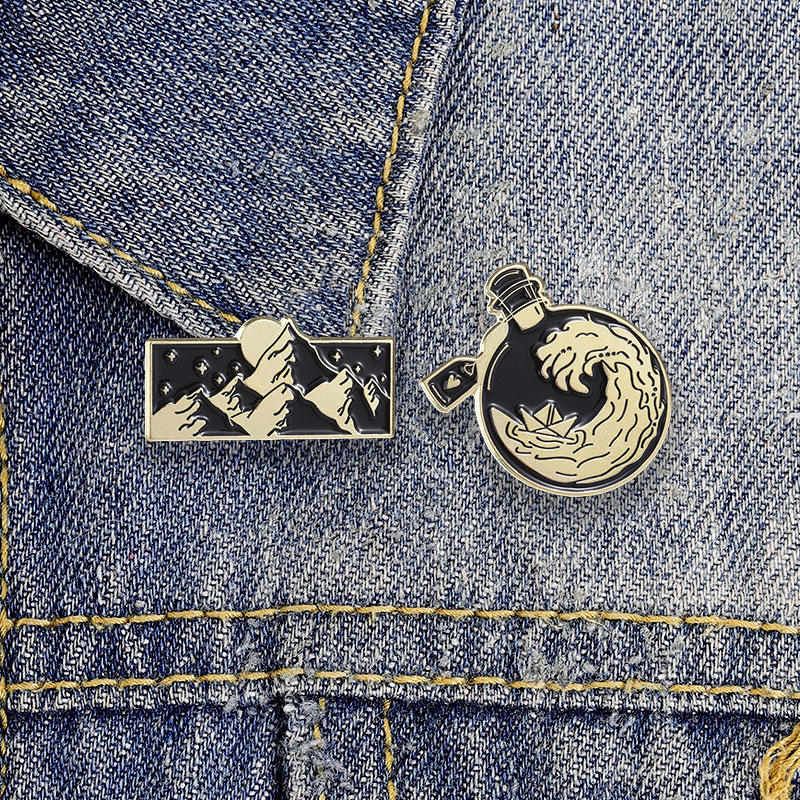 Badge en émail Paysage Montagn - Travel Accessories Jewelry avis et prix